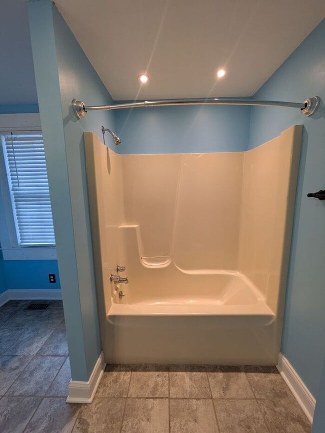 Building Photo - 3BD2BA Home in Newton