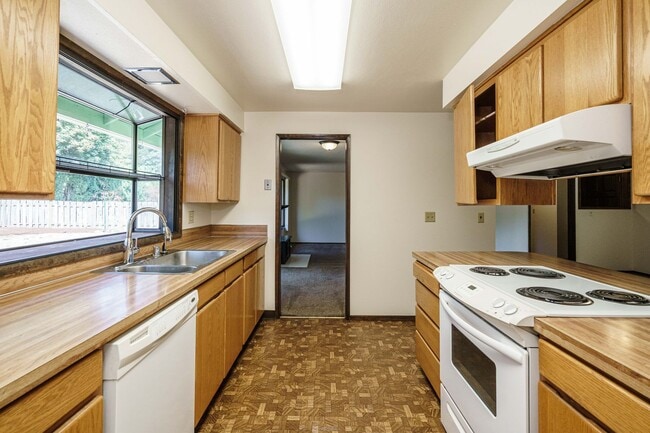 Building Photo - GREAT LOCATION!!! Single Level 3 bedroom 2...