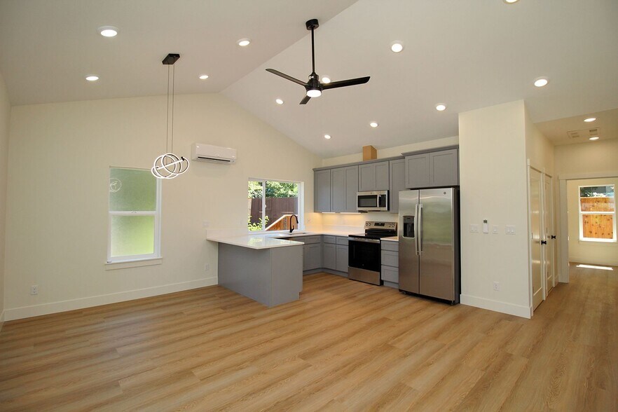 Building Photo - 4658 SW Fairvale Ct
