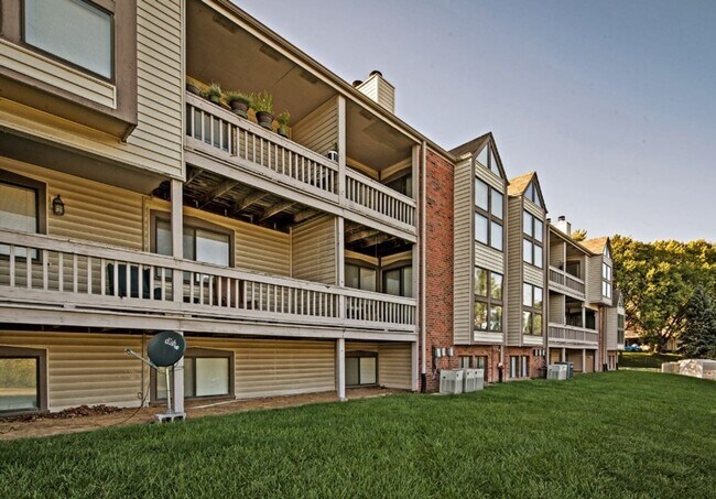 Building Photo - Large one bedroom with amazing vaulted ceilings and a balcony!  Check us out today!