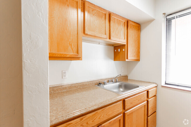 1BR, 1BA - 750 SF - Morewood Court