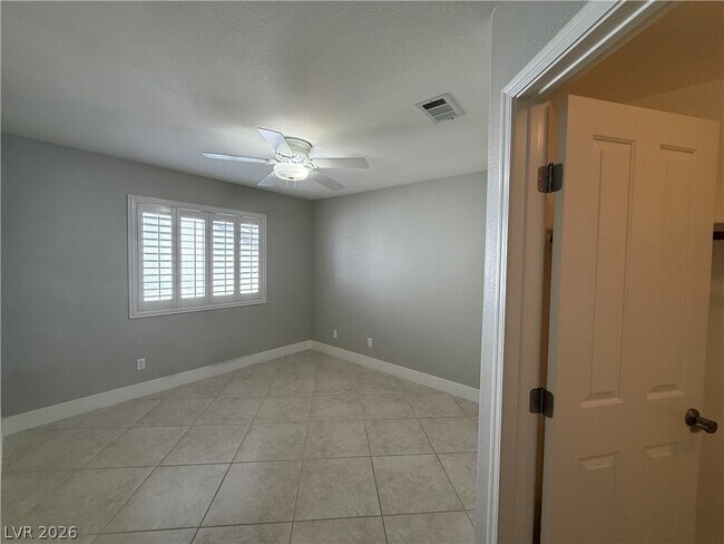 Building Photo - 694 Riverband Pl