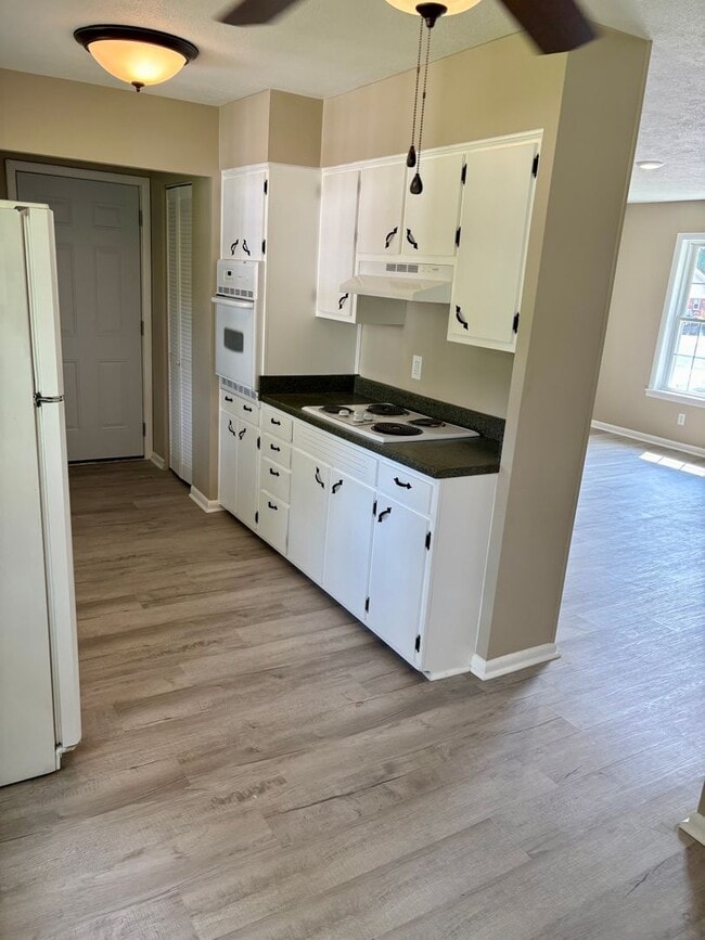 Building Photo - 3 bed 1 bath house in Charlestown for rent