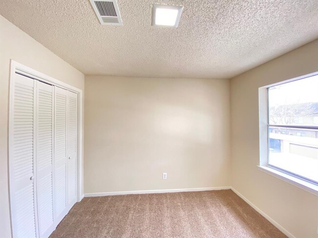 Building Photo - 7700 Creekbend Dr