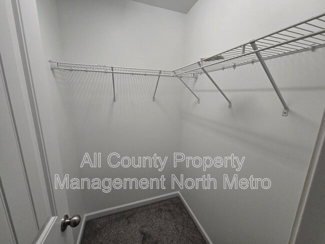 Building Photo - 417 Village View