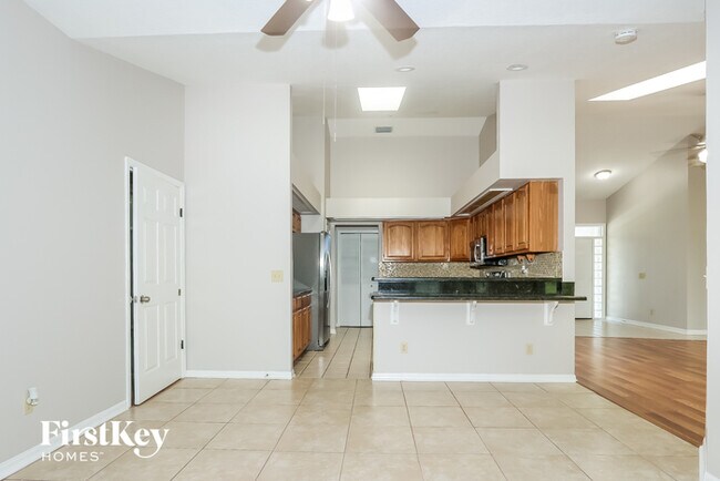 Building Photo - 2050 SE Elmhurst Rd