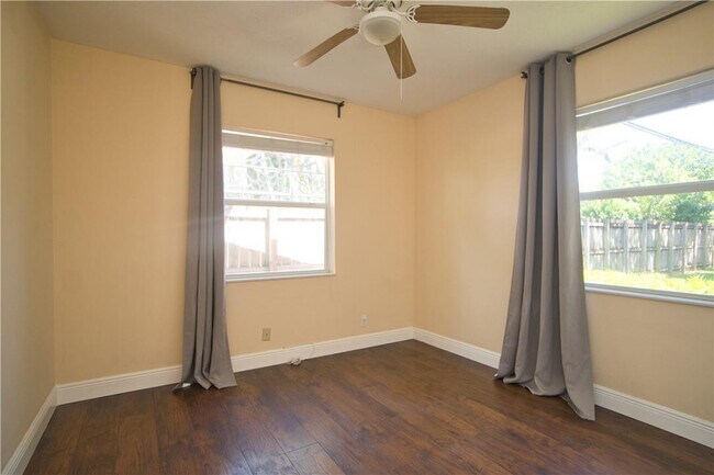 Building Photo - 412 SW 13th St