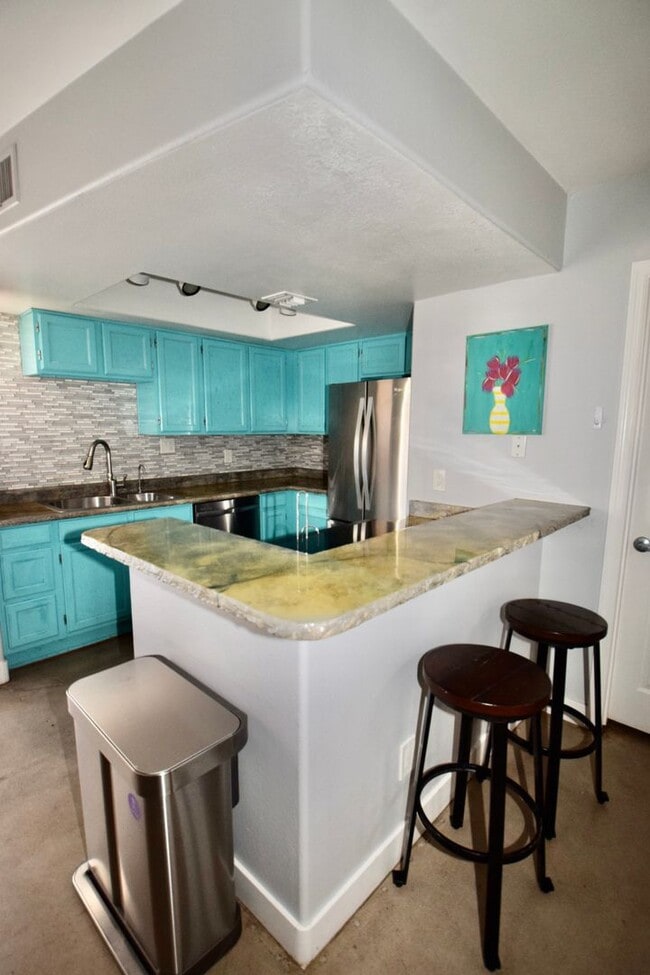 Building Photo - Beautiful modern 1 bed 2 bath corner unit in the Highlands Condominium community.