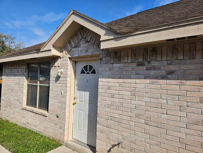 Building Photo - 904 S Palm Dr