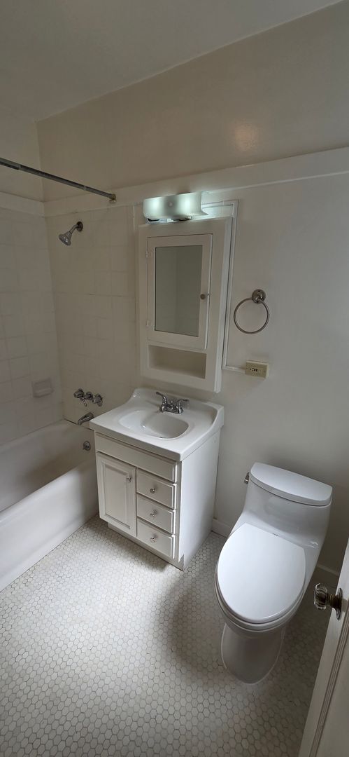 Building Photo - Top Floor, Classic Marina Style Flat in th...