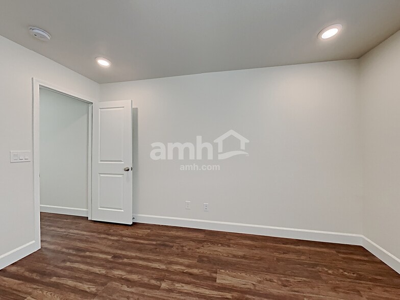 Building Photo - 1717 Viaggio Ave