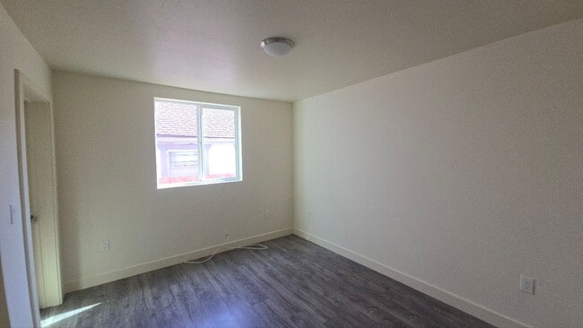 Building Photo - All Bed& Bath at 1st ,2 car Assigned Parking Space at back with access alley,tile &laminate floor...