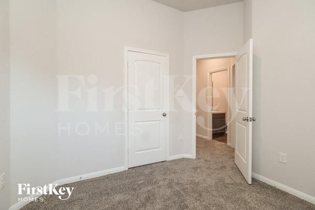 Building Photo - 14701 Country Club Dr