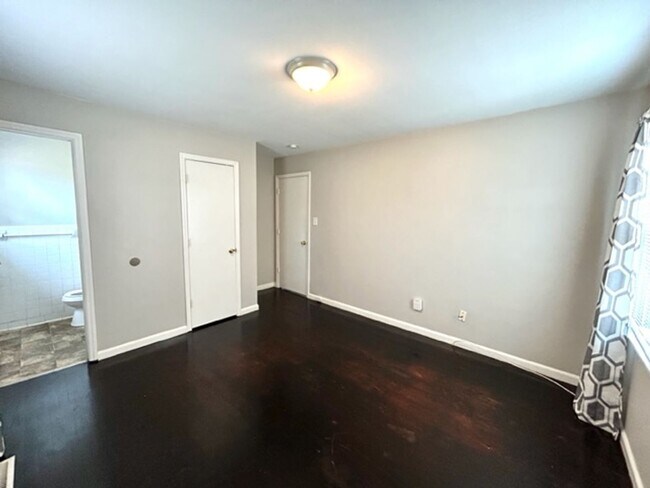 Building Photo - THREE BEDROOM ONE AND HALF BATH BRICK RANCH HOME