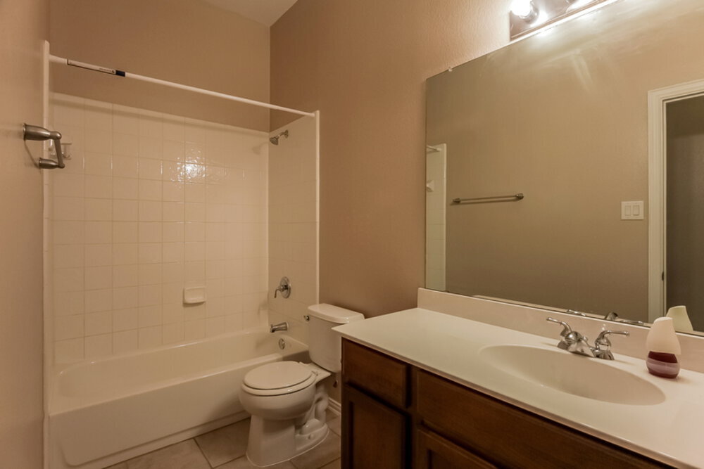 Building Photo - 1141 Lakeside Dr