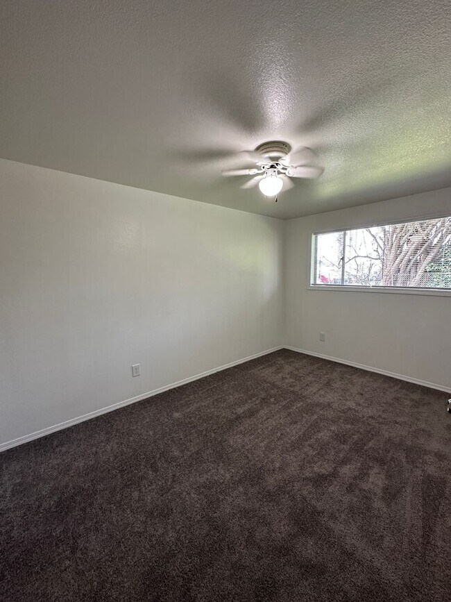 Building Photo - Cozy 1 Bed 1 Bath Downtown Renton !