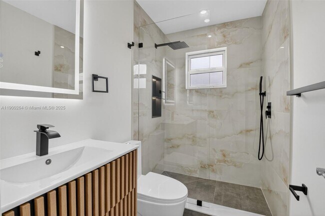 Building Photo - 5276 Pine Tree Dr