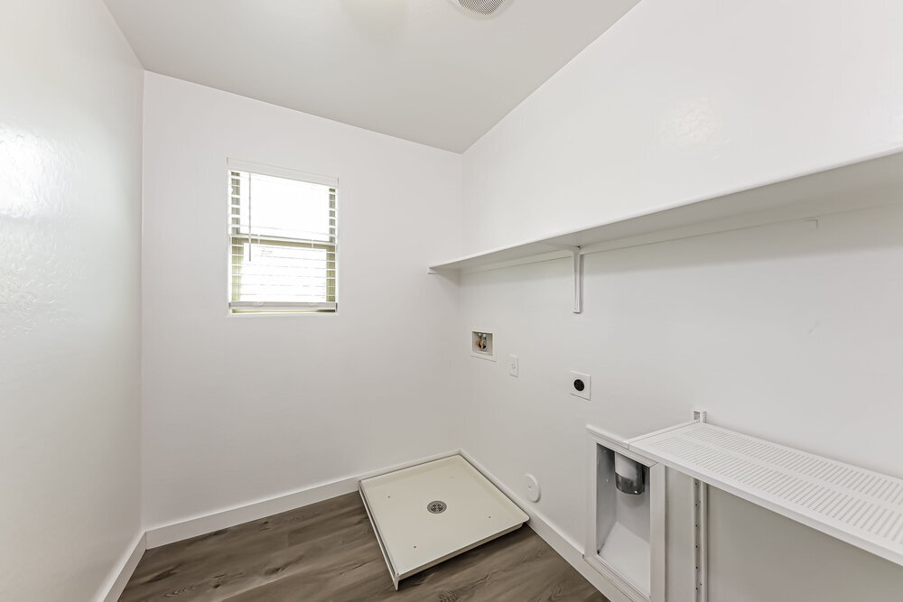 Building Photo - 129 E Catclaw St
