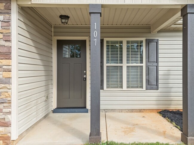 Building Photo - 3BR/2BA Inman Gem with Pool Access & Firep...