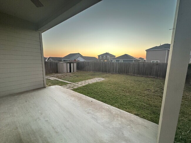 Building Photo - Spacious 5 Bedroom, 3.5 Bath Home with 2,6...