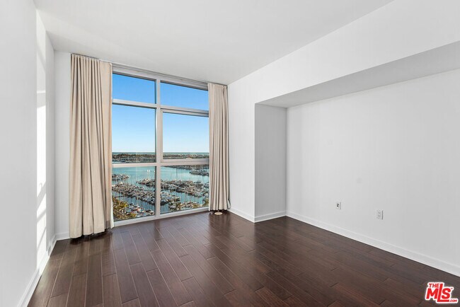 Building Photo - 13700 Marina Pointe Dr