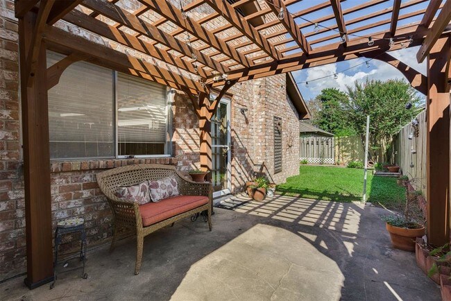 Building Photo - 2207 Briarview Dr