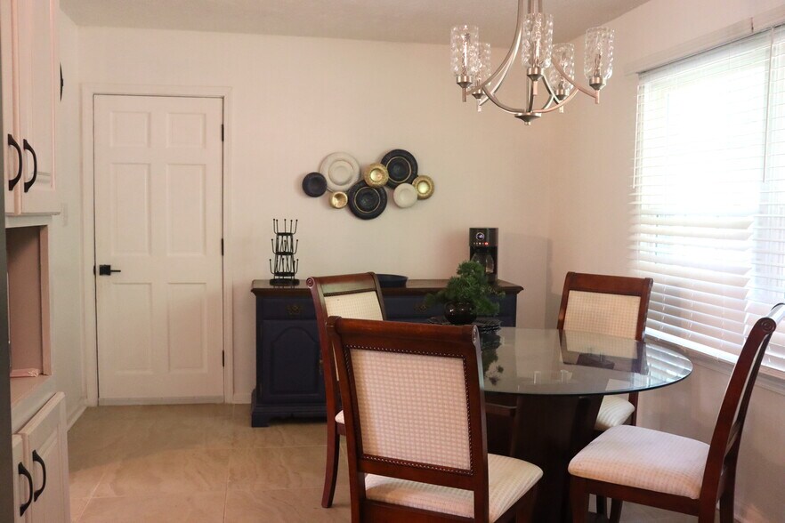 Dining nook - 390 Dr Martin Luther King Pky