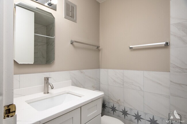 Building Photo - 18 E Old Willow Rd