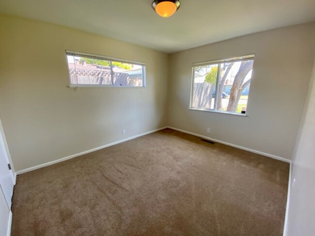 Building Photo - South Salinas 3BR/ 2BA Charmer!