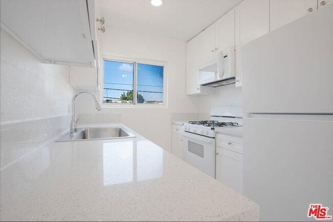 Building Photo - 241 W 84th St