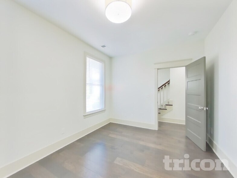 Building Photo - 1224 Hillwood Private Cove