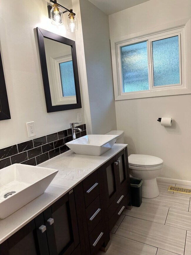 Building Photo - GORGEOUS RANCH STYLE HOME ON HUGE MANICURED LOT IN GARDEN HOME IN SW PORTLAND