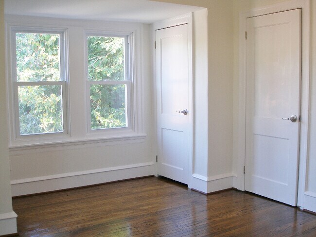 Building Photo - 550 E Washington Ln