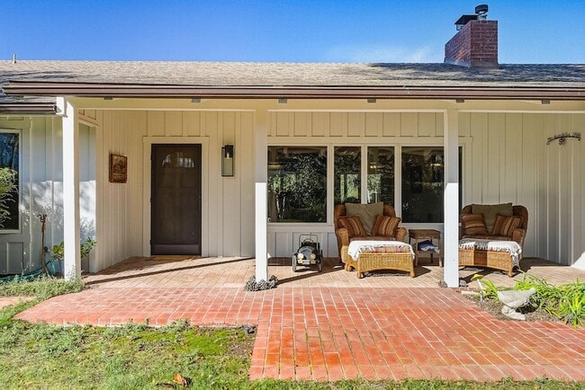 Building Photo - 724 N Refugio Rd