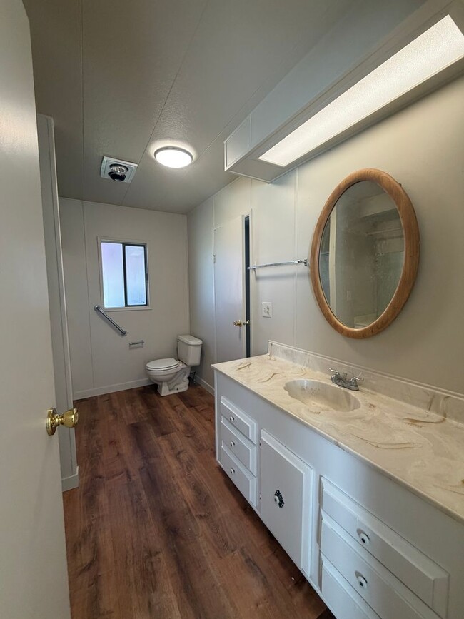 Building Photo - 3 Bedroom, 2.5 Bath - Three Bay garage