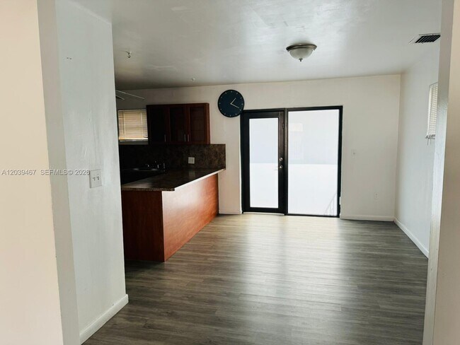 Building Photo - 215 NW 35th Ave