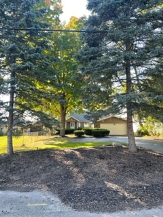 Building Photo - Lake Oakland Lakefront Home - 3 Bedroom 2 ...