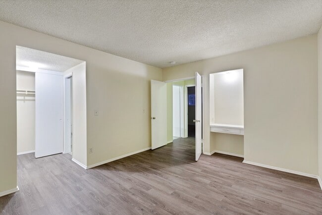 Building Photo - Charming Single-Story Pool Home in Prime Northridge Location