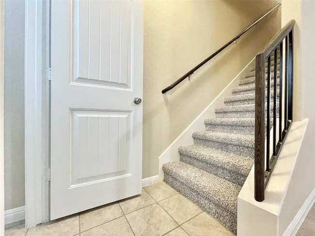 Building Photo - 415 Crater Lake Dr