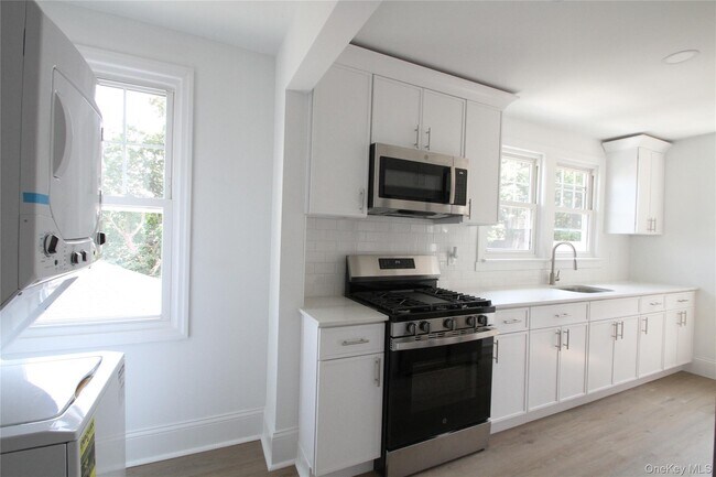 Building Photo - 344 Roslyn Ave