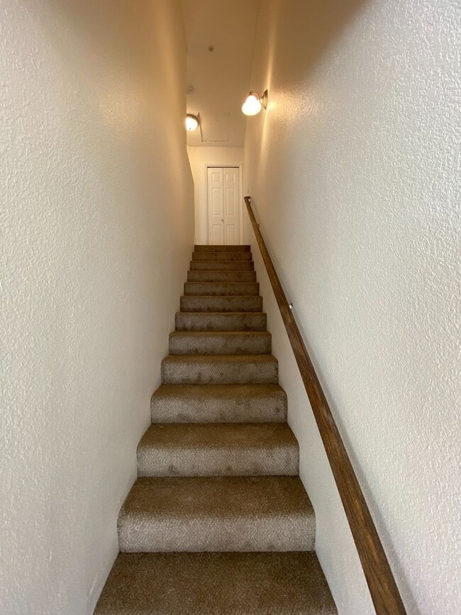 Building Photo - Quiet IB Townhome for Rent!