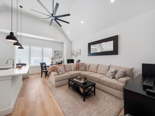 Building Photo - 1218 W 24th St