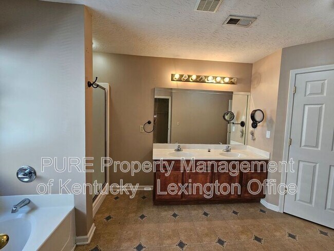 Building Photo - 528 Newbury Way