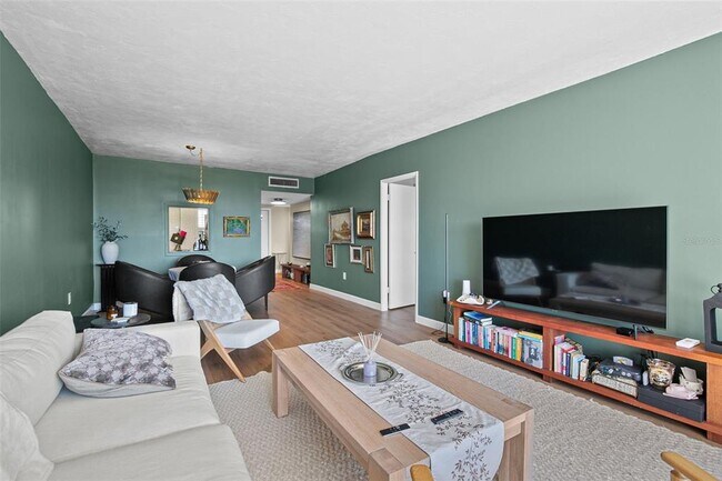 Building Photo - 7461 W Country Club Dr N