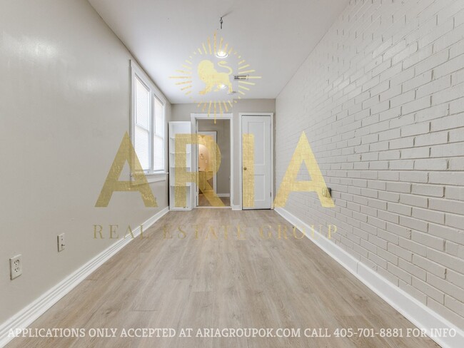 Building Photo - *COMING SOON!* UPDATED 3 BED/2 BATH DUPLEX...