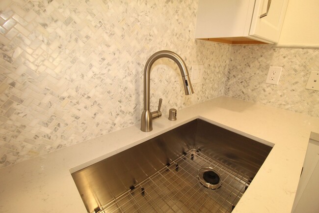 Building Photo - Remodeled 2+1 Upstairs Parkside Condo