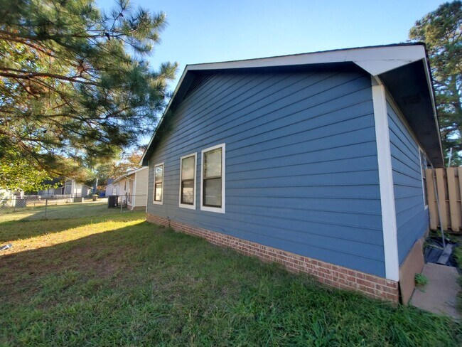 Building Photo - 545 Auburndale Ln