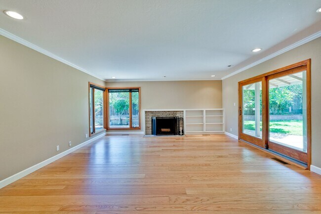 Building Photo - Excellent 3 Bedroom 2 Bath In A Great Neig...