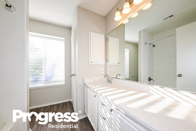 Building Photo - 2843 Red Oak Dr