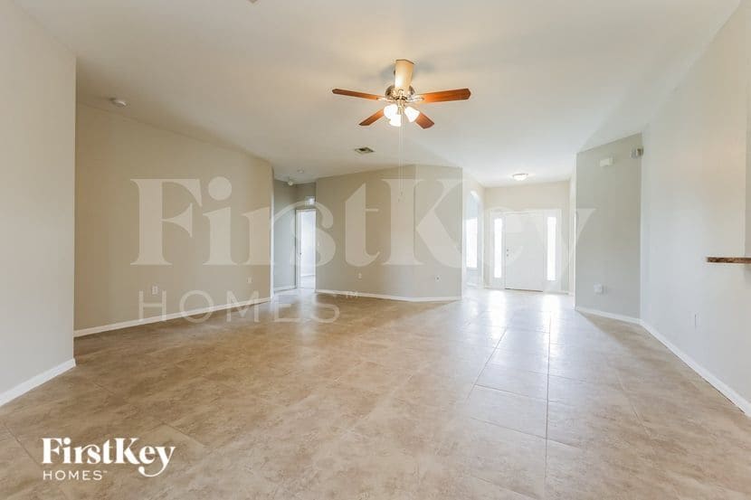 Building Photo - 820 Poinsettia Ave